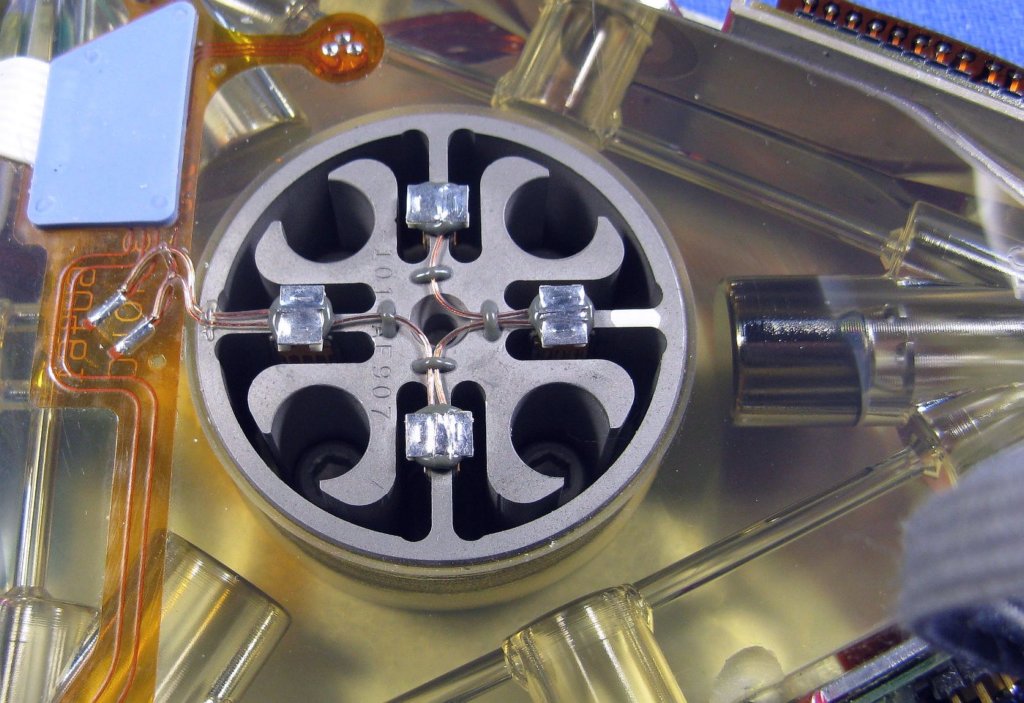 gg1342dither_pzt_motor_closeup1.jpg