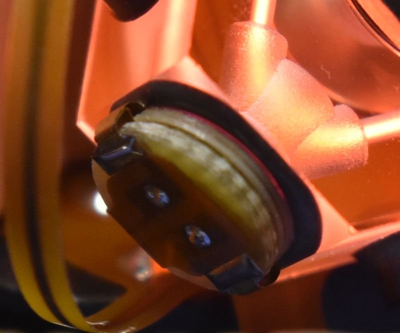 hg1700gg1308_laser_block_glowing_pzt_closeup1.jpg